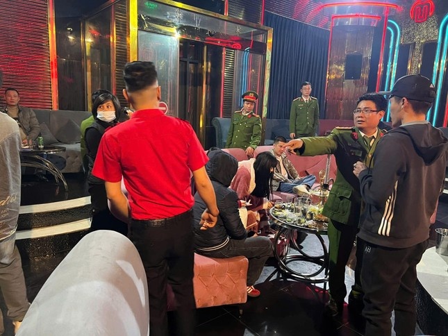 Canh sat kiem tra co so giai tri 'hot' o Vinh Phuc hinh anh