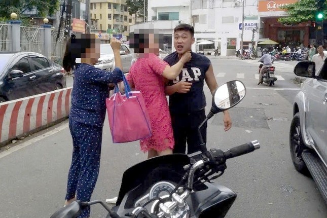 Bat khan cap,  Tai xe oto anh 2