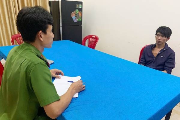 Thanh nien dam tu vong ban nhau vi dang uong ruou bi duoi ve hinh anh