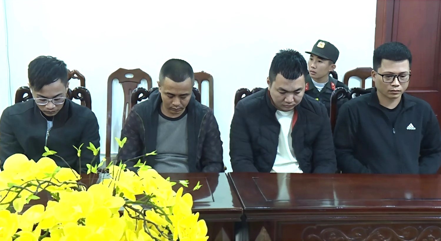 Bat nhom thu mua tai khoan ngan hang de lua dao, chiem doat hon 50 ty hinh anh