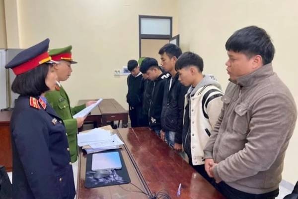 Khoi to 6 thanh thieu nien o Hue dung vo chai danh nguoi chan thuong hinh anh