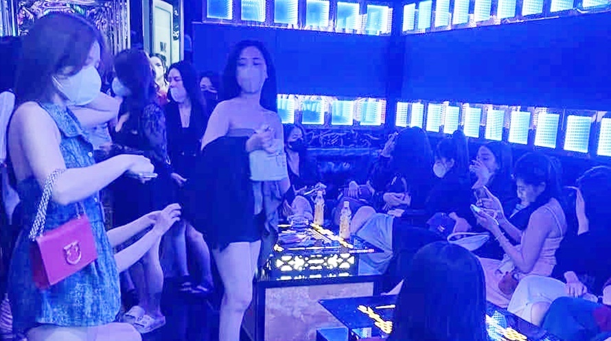 Dinh chi nhieu tu diem kinh doanh 'nhay cam' o trung tam TP.HCM hinh anh