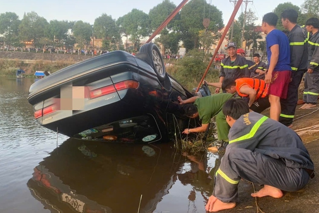 Oto Camry bat ngo lao xuong ho thuy loi hinh anh