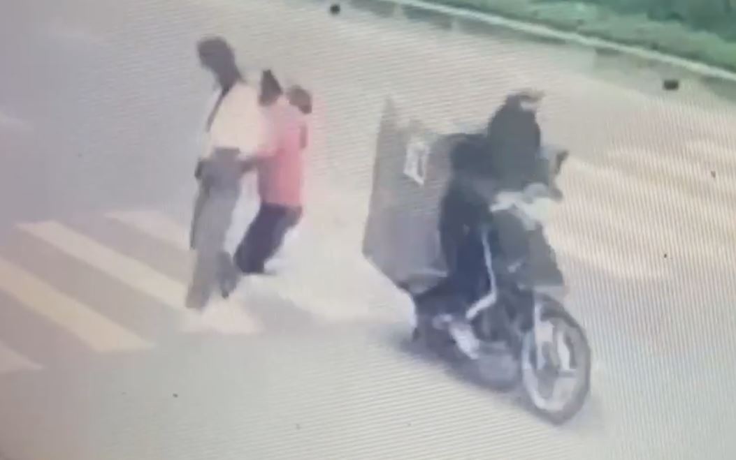 Nu tiep vien xe buyt bi tong, nam bat dong tren duong o TP.HCM hinh anh