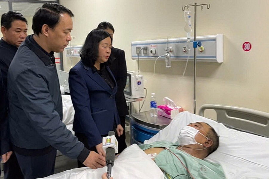 Bi thu Thanh uy Ha Noi tham hoi nan nhan vu chay quan hat hinh anh