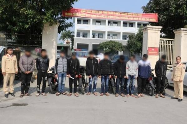 Bat 10 thanh thieu nien mang dao, di xe lang lach tren pho tai Nghe An hinh anh