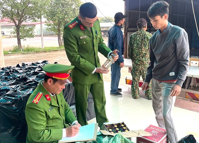 Van chuyen gan 1.600 chai ruou nhap lau tu Quang Tri ra Ha Noi hinh anh