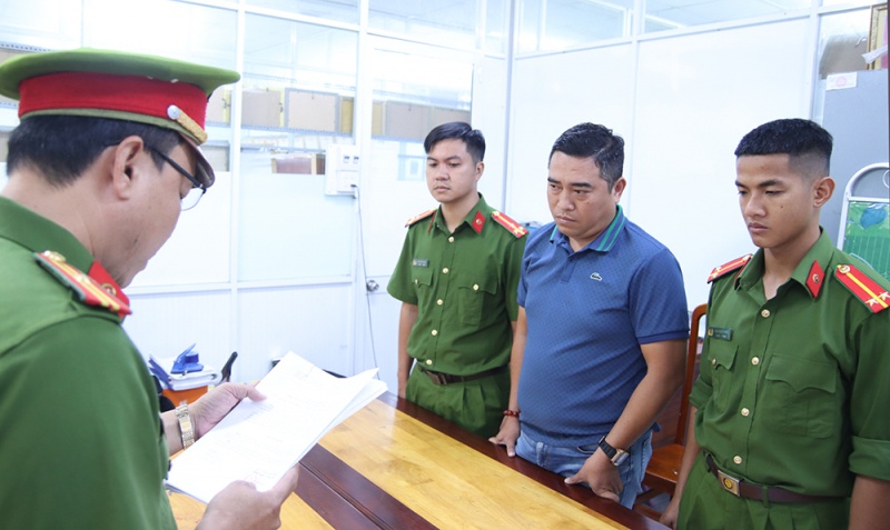 Xuat khong hon 16 ty hoa don de thu loi bat chinh, 3 doi tuong bi bat hinh anh