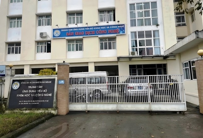 Giam doc Trung tam Ung dung tien bo KH&CN Thua Thien-Hue bi khoi to hinh anh