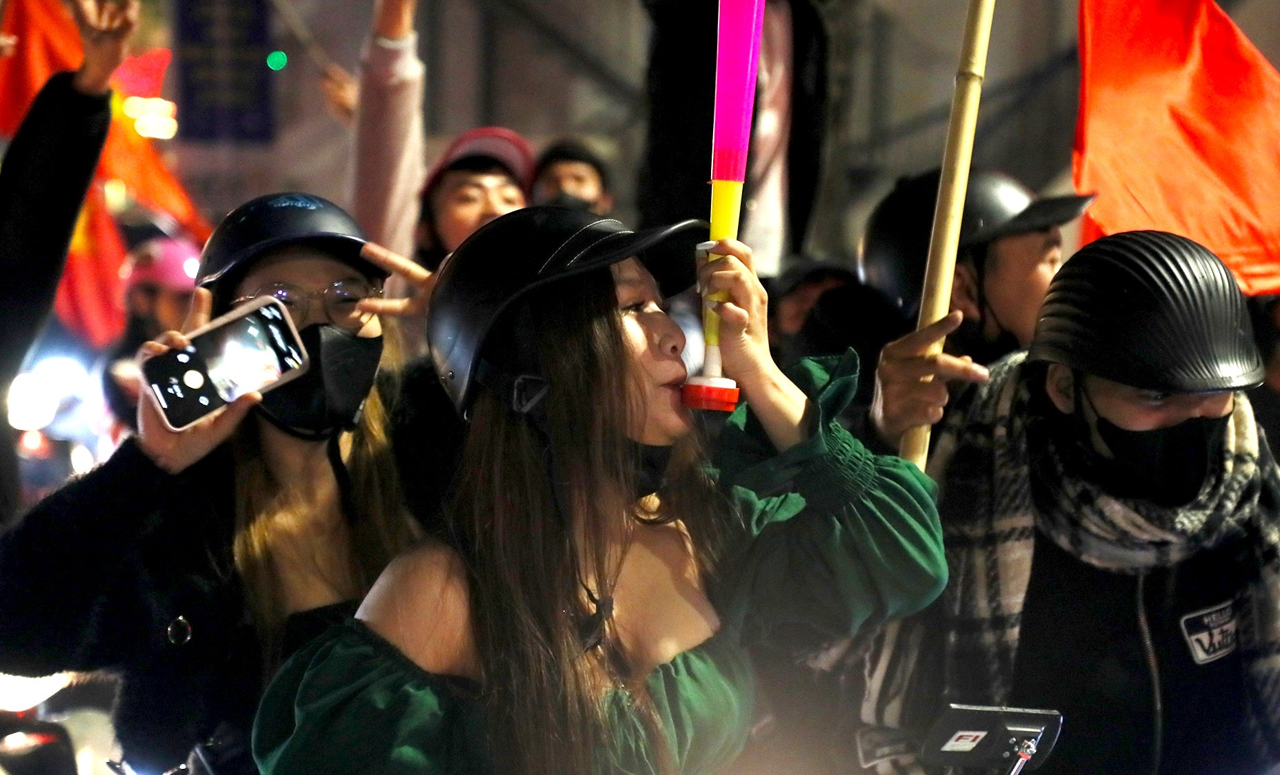 Dong nguoi 'di bao' nghiem ngan dung cho den do o Ha Noi hinh anh