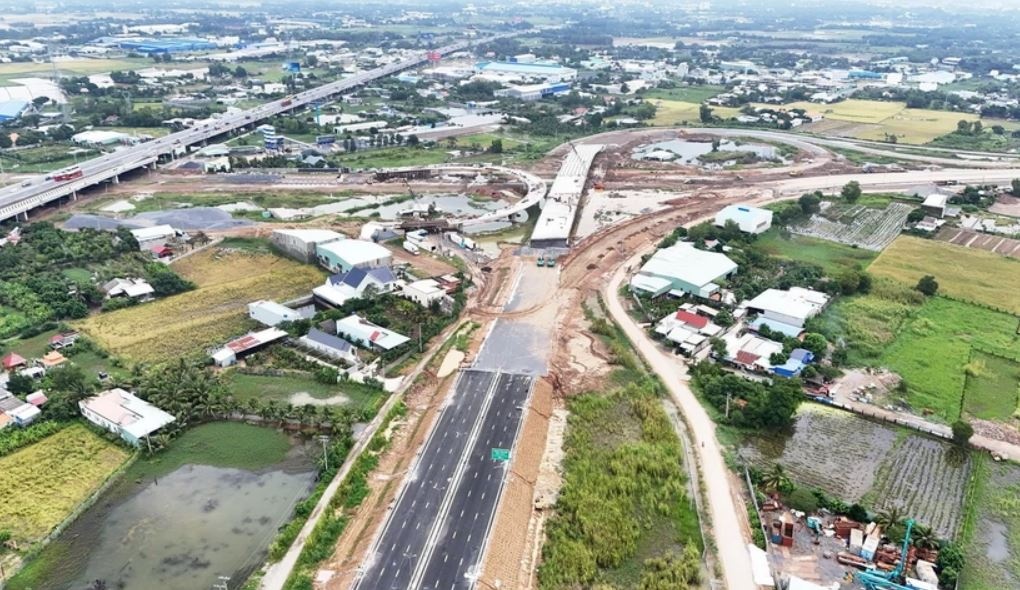 Vi sao lui thoi han hoan thanh cao toc Ben Luc - Long Thanh mot nam? hinh anh