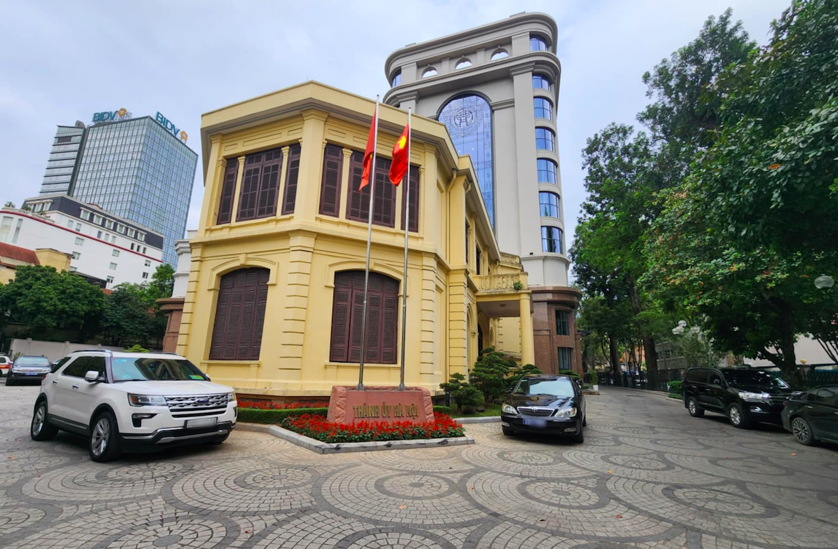 Ha Noi tam dung tuyen dung cong chuc, bo nhiem giu chuc vu cao hon hinh anh