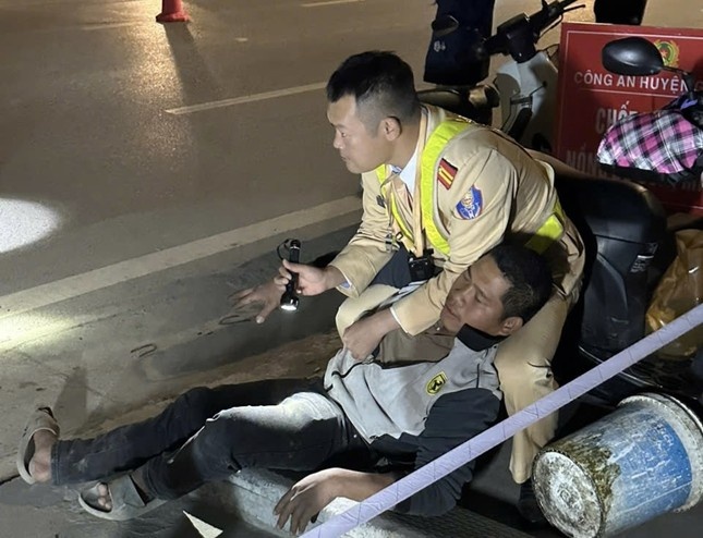 Bat doi tuong xach xo chat ban hat vao to CSGT hinh anh