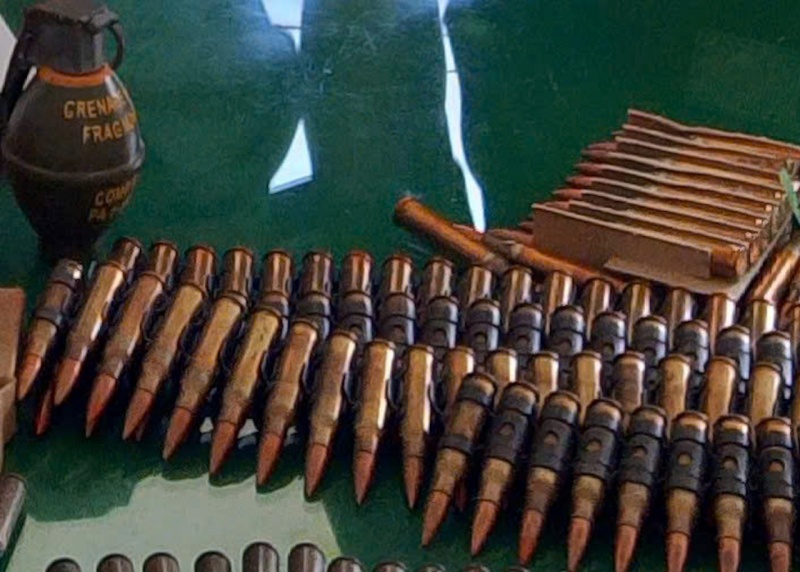 Dao ho chon rac, dung tui nhua chua ca tram vien dan hinh anh