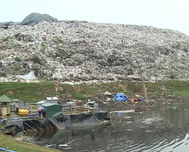 Phat hien thi the mot tre nho trong bai rac hinh anh