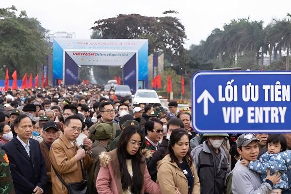 Keo dai thoi gian tham quan mot so khu vuc tai Trien lam Quoc phong hinh anh