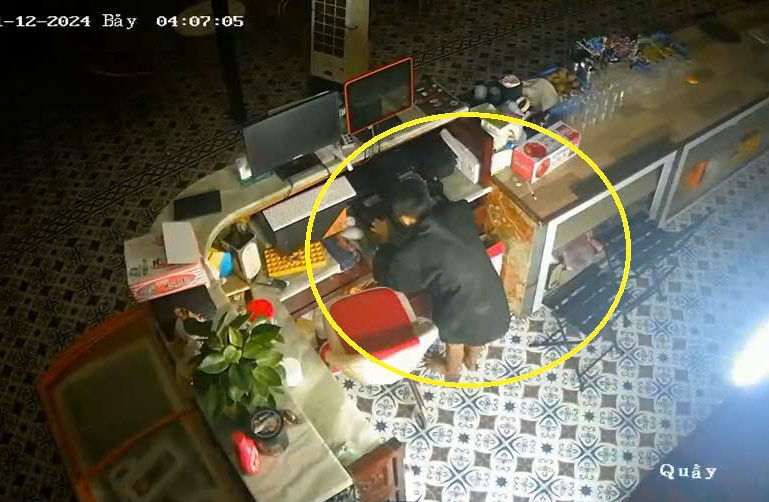 Hai trom nhi dot nhap quan ca phe cuom tien, bao ve van say giac hinh anh