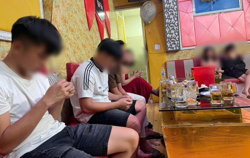 Kiem tra karaoke Pho Dem, lo dien nhieu doi phe ma tuy hinh anh