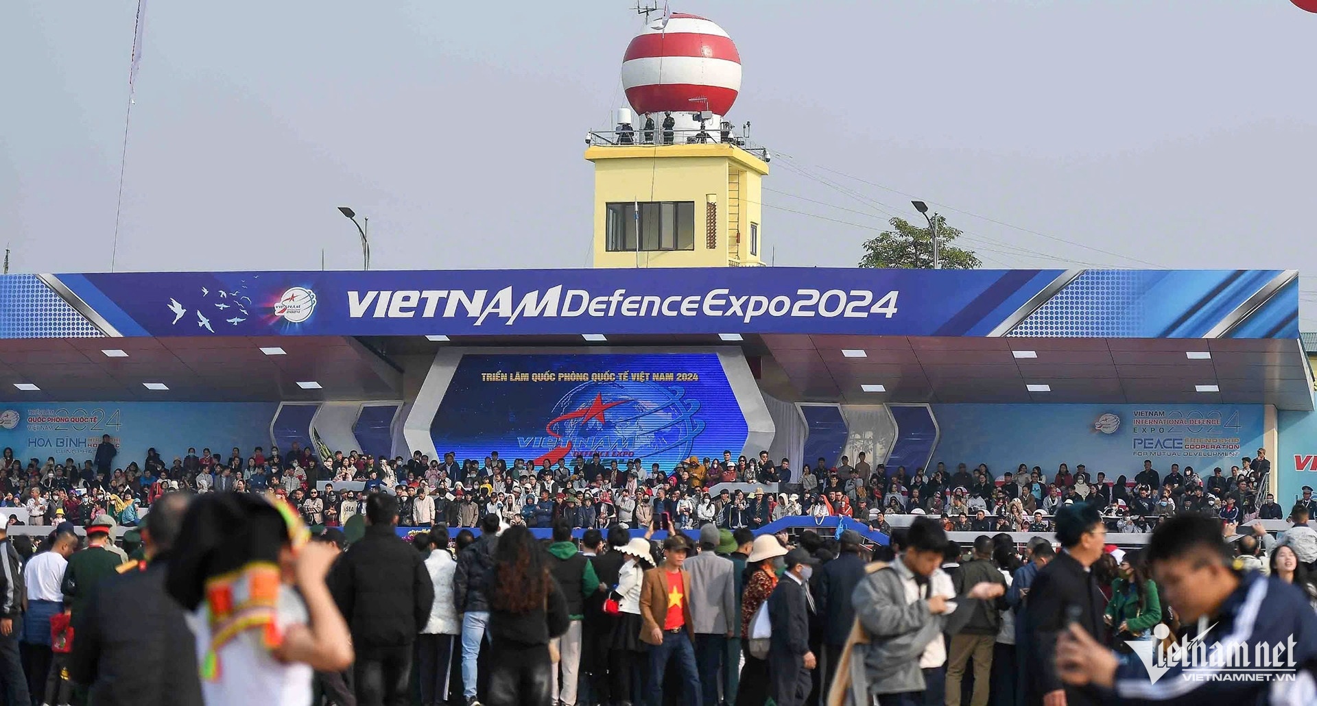 Trien lam Quoc phong anh 2