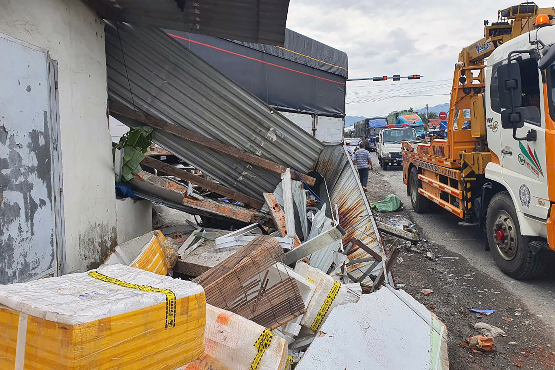 Tai nan lien hoan tren quoc lo qua Khanh Hoa, 3 nguoi bi thuong hinh anh