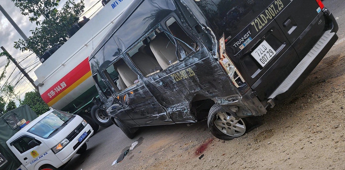 Xe 16 cho cho cong nhan va cham oto tai, hai nguoi tu vong hinh anh