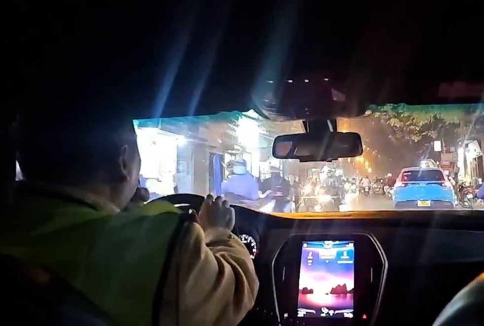 Be 3 tuoi ngat lim tren xe khach, tai xe nho CSGT tro giup hinh anh