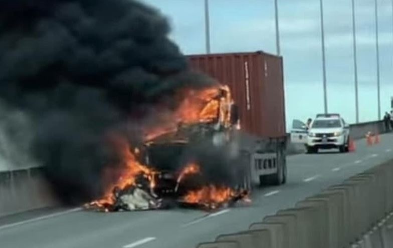 Xe container chay du doi tren cao toc TP.HCM - Long Thanh, un tac 5 km hinh anh