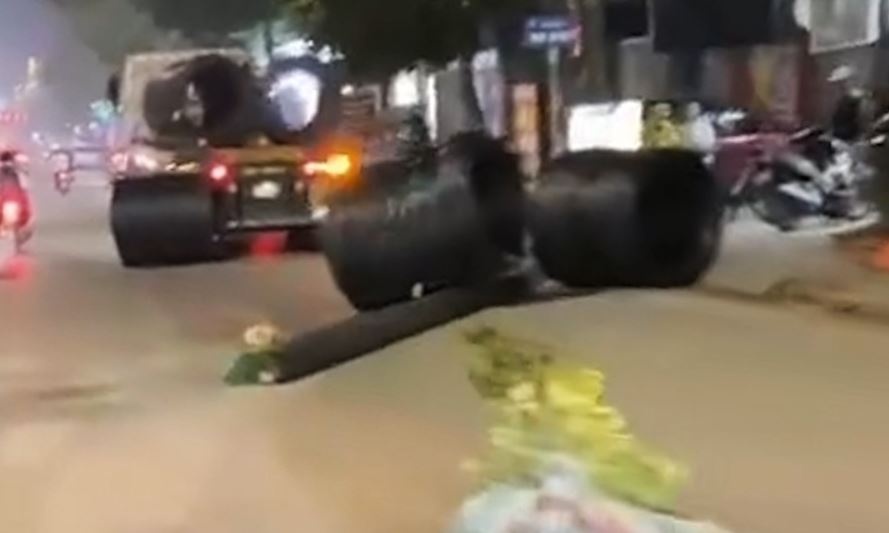 4 cuon thep nang hang tan roi khoi oto dau keo o Ha Noi hinh anh