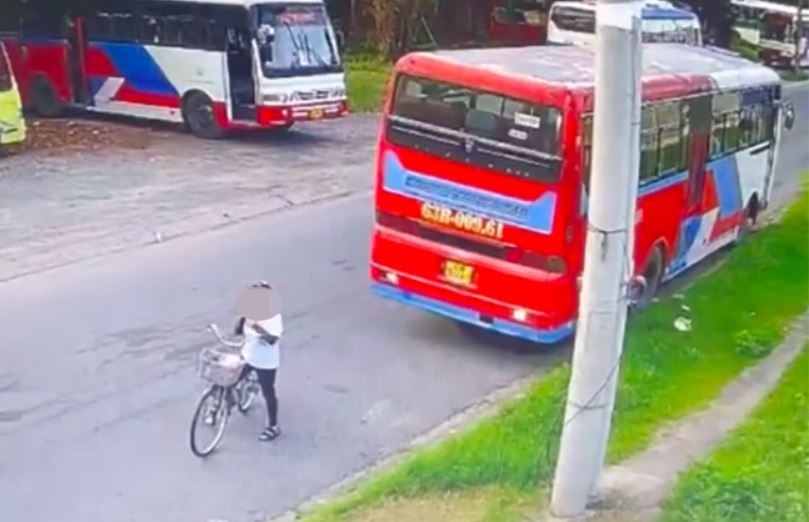 Dung xe dap nghe dien, nu cong nhan bi oto khach lui trung tu vong hinh anh