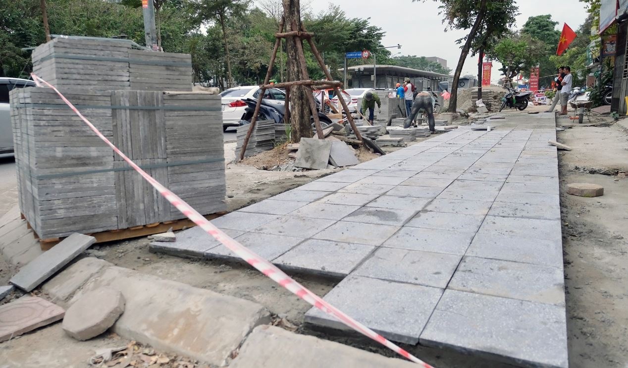 Chu tich Ha Noi chan chinh viec dao xoi via he dip cuoi nam hinh anh