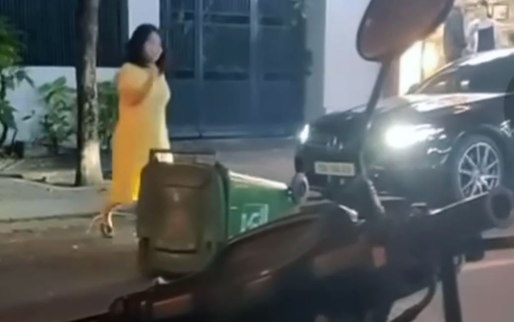 Tin moi vu nguoi phu nu di Mercedes da thung rac ra pho o Nha Trang hinh anh