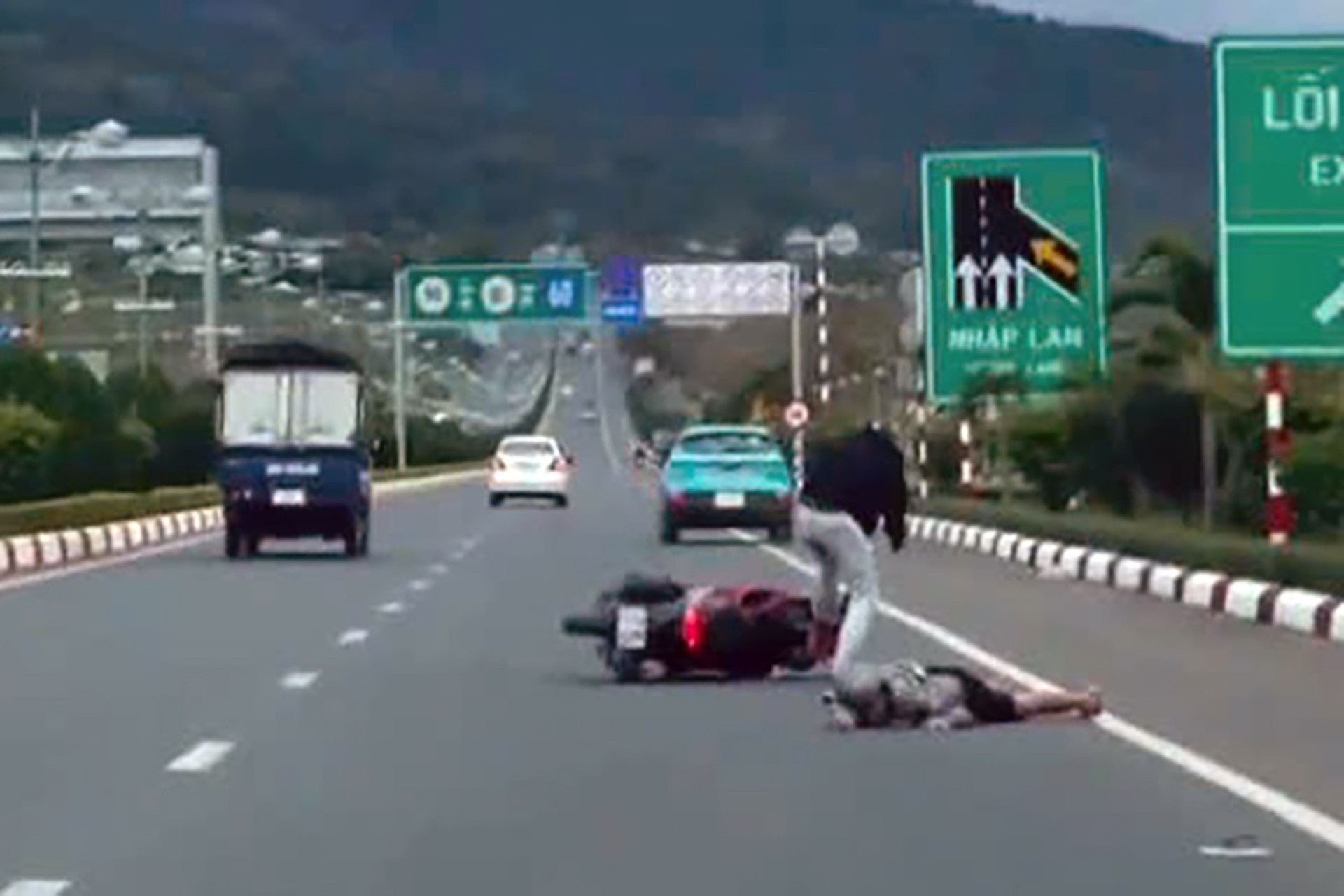 Dieu tra vu thanh nien du cua taxi tren cao toc Lien Khuong - Da Lat hinh anh