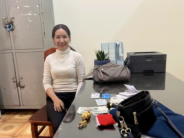 Dang ban hang, bat ngo phat hien tui xach chua 4 cay vang hinh anh