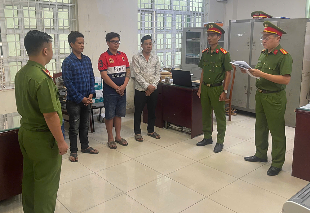 Bat nhom tai xe, phu xe hon chien khi va cham giao thong o TP.HCM hinh anh