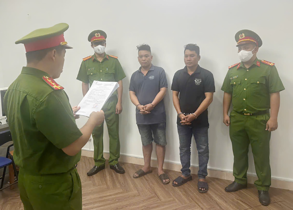 Bat giu 2 anh em buon ban hang cam o TP.HCM hinh anh
