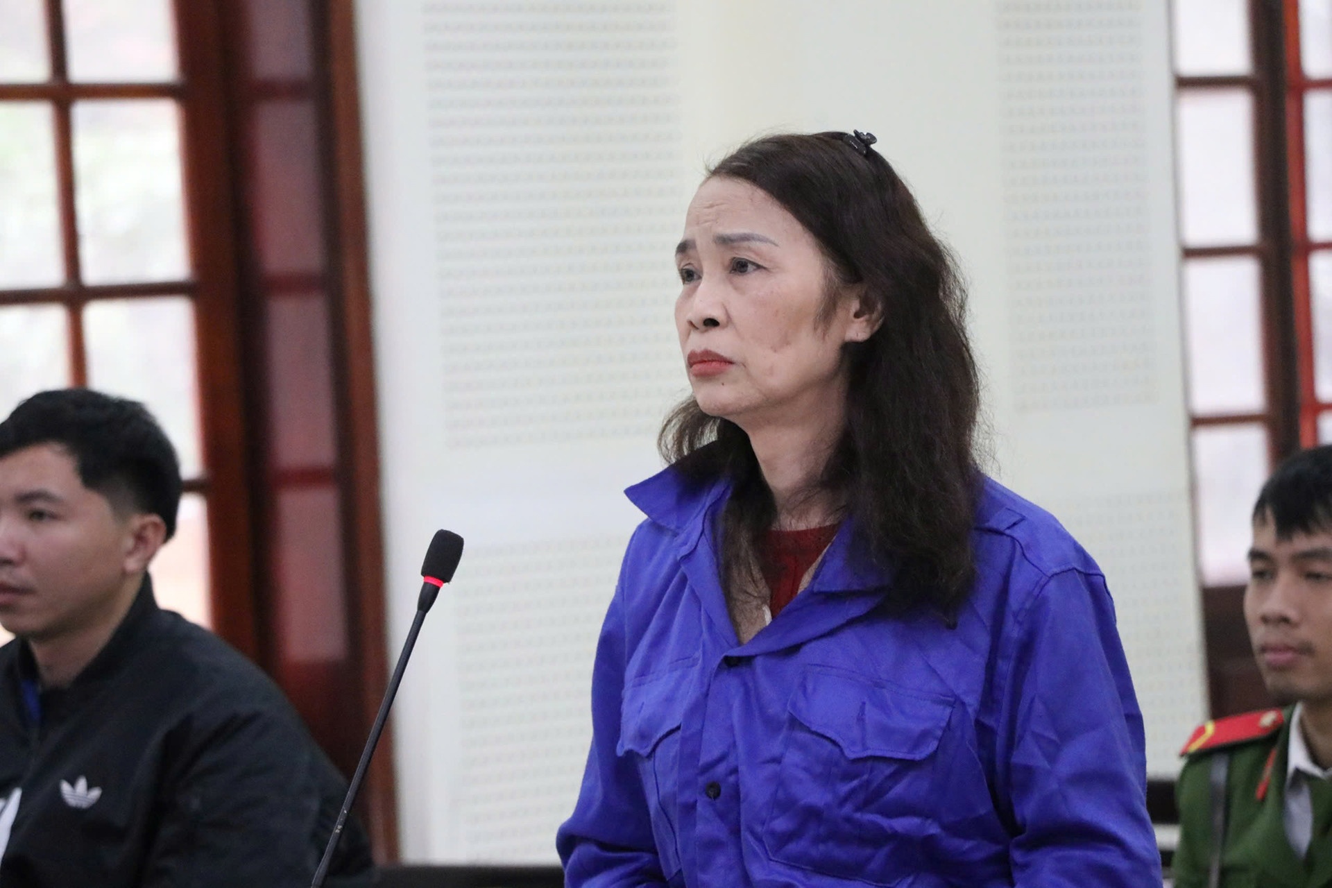 Phat tu nu doanh nhan 'bao ke' xe tai vi pham hinh anh