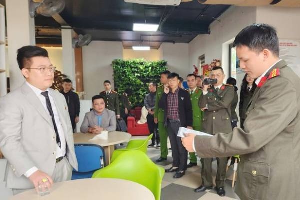 Gan 500 doanh nghiep, ca nhan bi du do dau tu dong tien QFS hinh anh