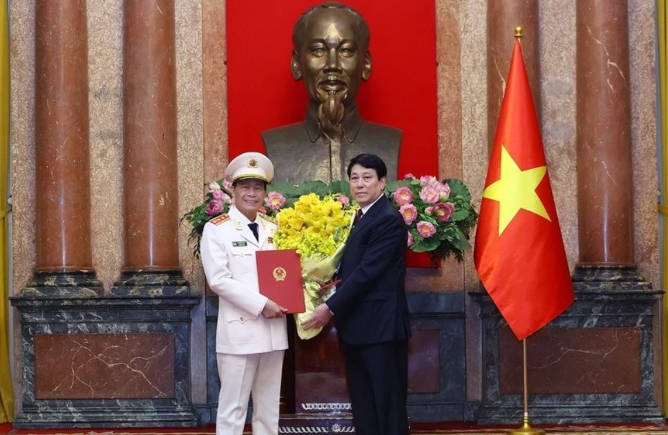 Trao quyet dinh thang ham Thuong tuong doi voi ong Le Quoc Hung hinh anh