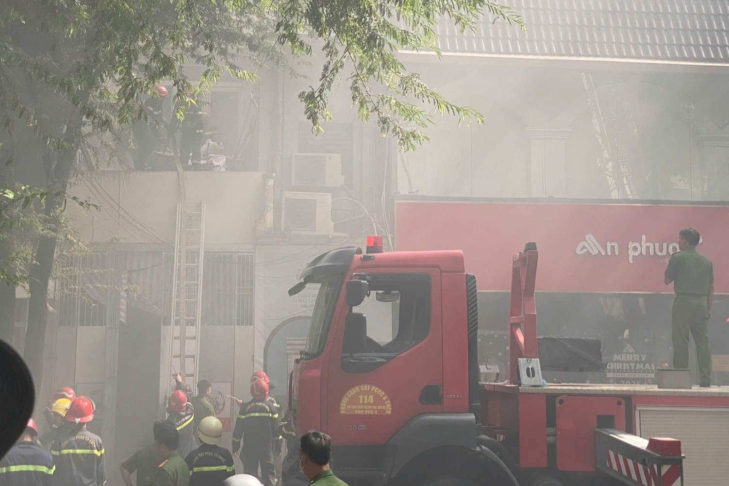 Chay quan bar gan cho Ben Thanh hinh anh