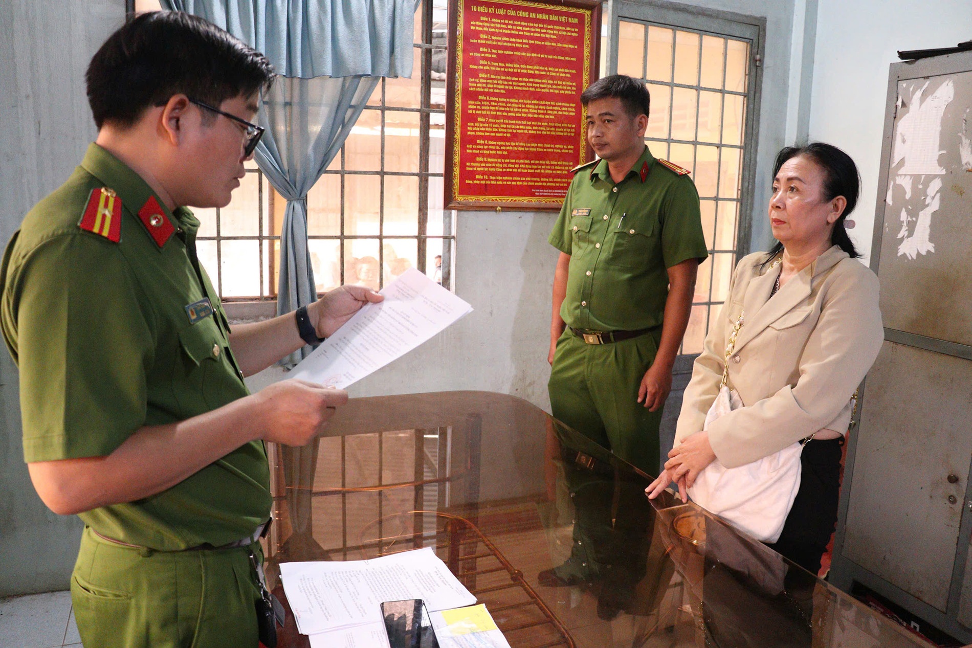 Bat nguoi phu nu lua 8 ty dong cua nguoi dan ong mien Tay hinh anh