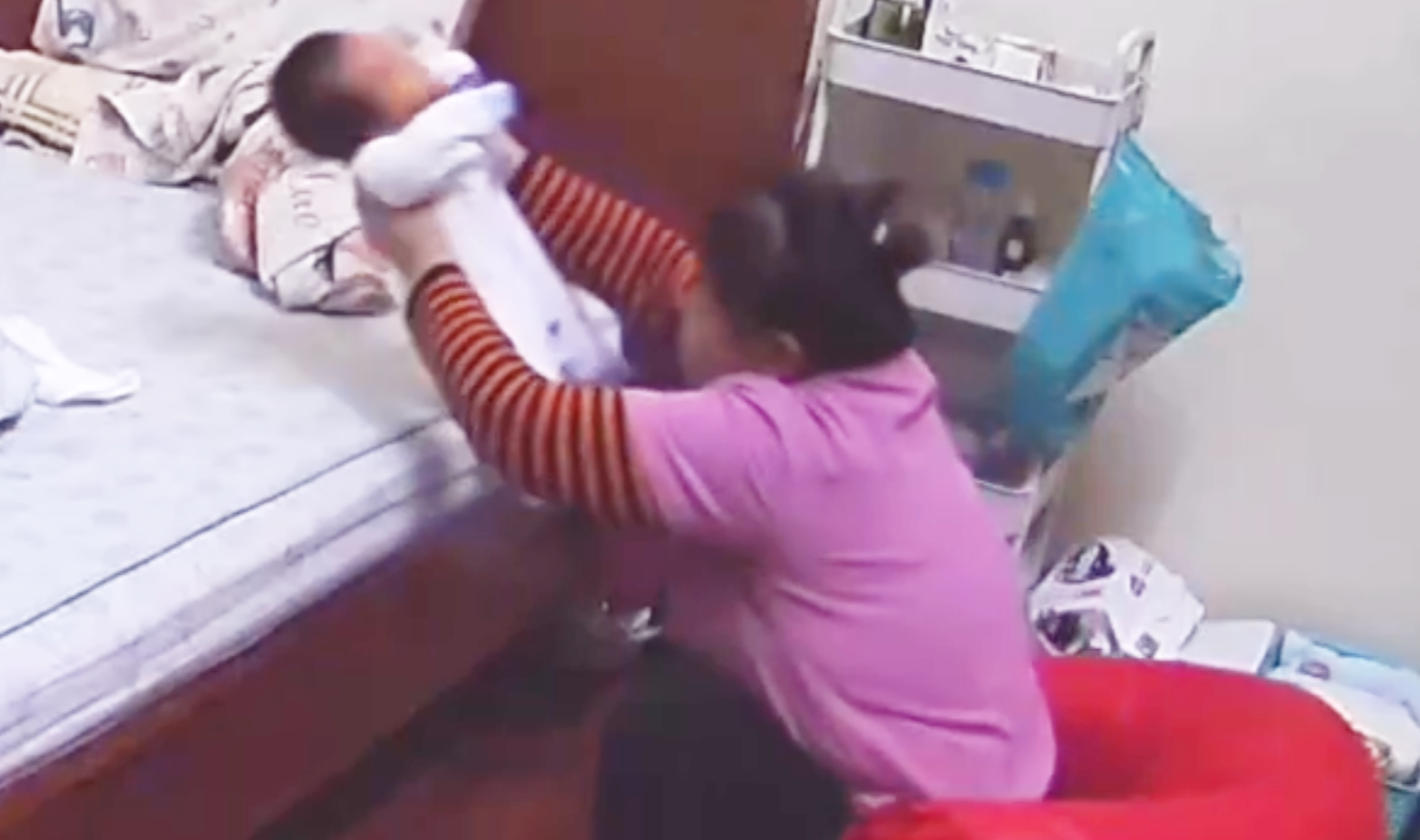 Bat tam giam bao mau bao hanh be trai hon mot thang tuoi o Ha Noi hinh anh