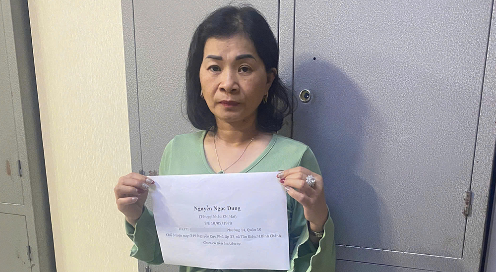 tiep vien ban dam anh 1