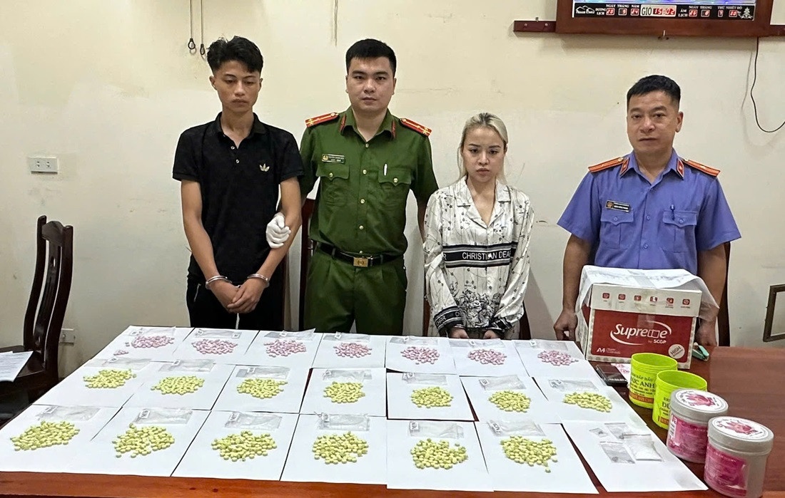 Bat doi tuong cam dau duong day van chuyen ma tuy qua duong hang khong hinh anh