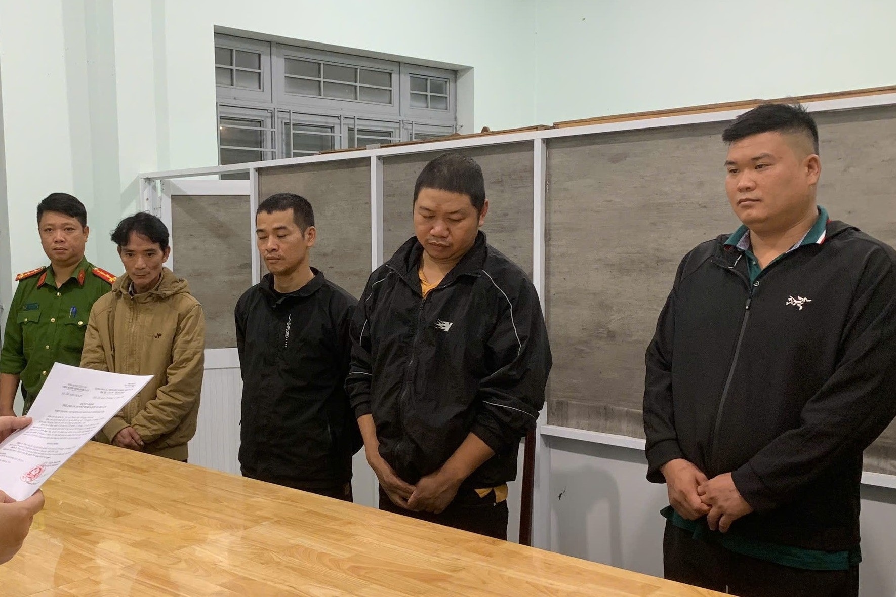 Bat 4 doi tuong dung hoa chat doc hai san xuat hang nghin tan gia do hinh anh