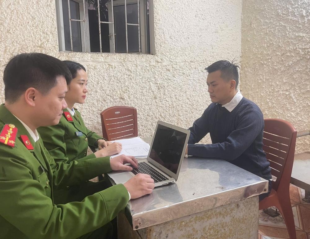 Doanh nhan lua dao,  Chiem doat 100 ty,  Cong ty DHGROUP,  Doanh nghiep DHGROUP,  Giam doc DHGROUP,  Tran Thi Quynh Nhi,  Do Hanh,  Cty Law for life anh 1