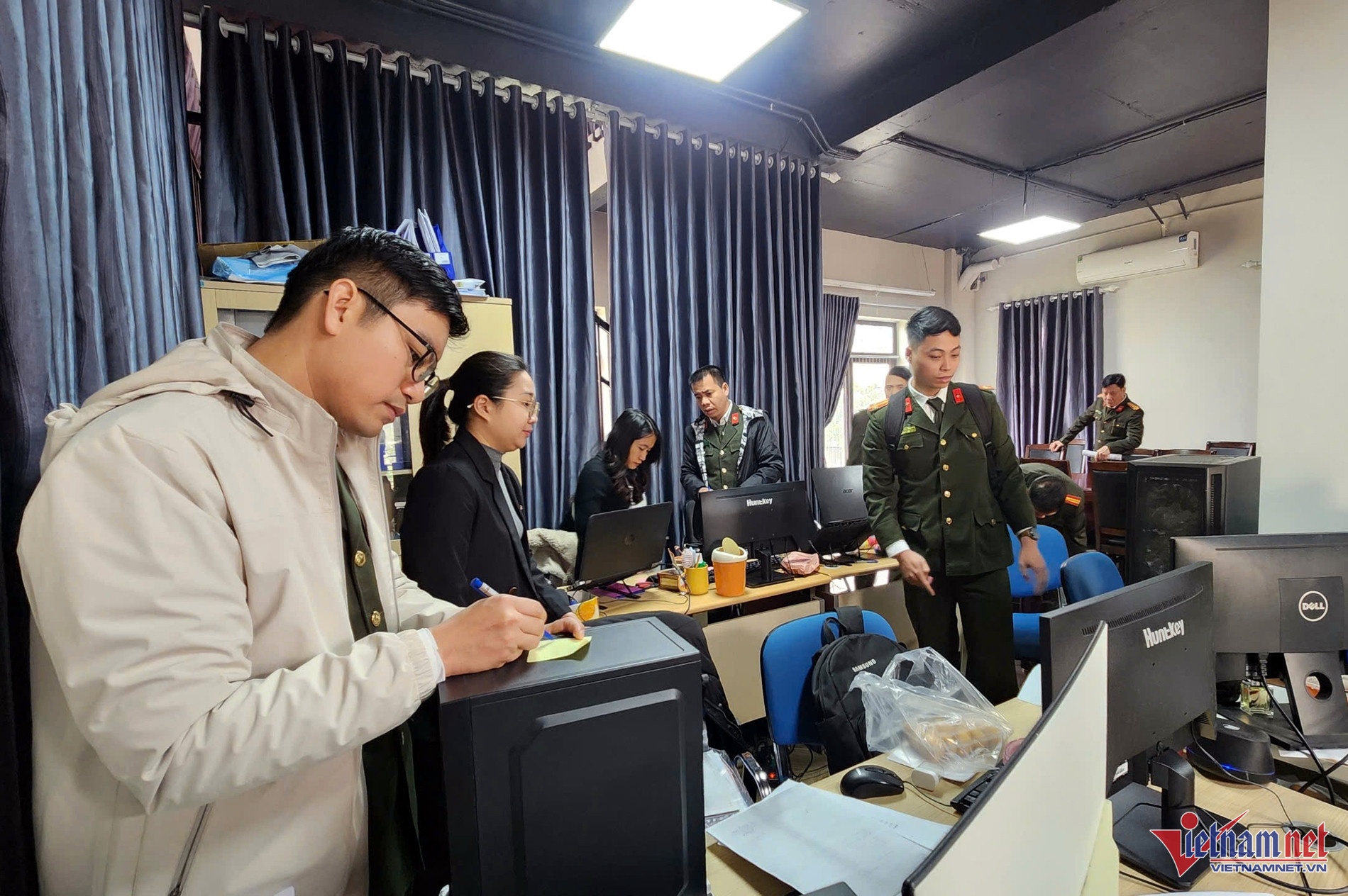 Cty Trieu nu cuoi,  Ho Quoc Than,  Lua dao,  Tien ao anh 2