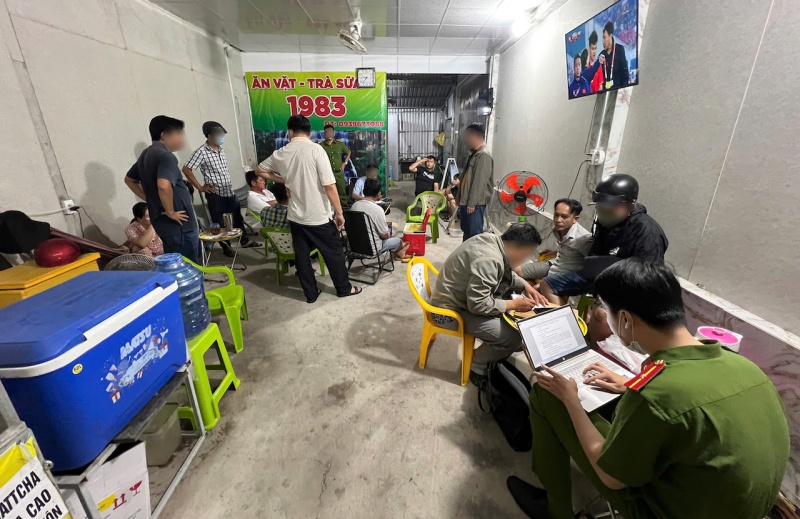 Nhom doi tuong tu tap tai quan tra sua de ca do giai ASEAN Cup 2024 hinh anh