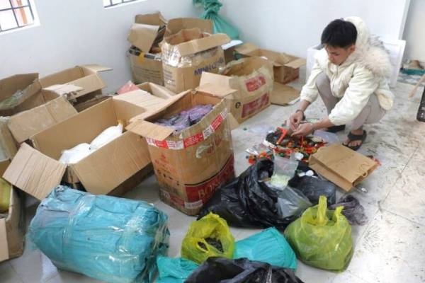 Nam thanh nien tang tru 9 ta hoa chat thuoc phao o TP Vinh bi bat hinh anh