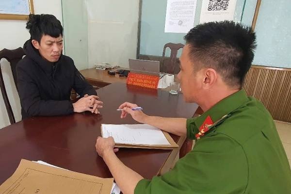 Len mang lua ban rau, cu roi chiem doat 100 trieu dong cua tieu thuong hinh anh