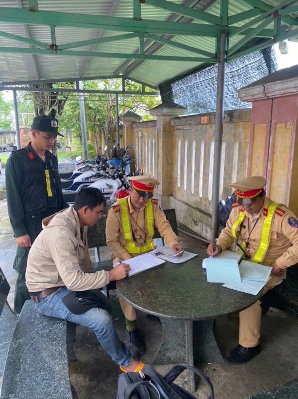 Chở hàng siêu trọng,  Vi phạm nhiều lỗi,  Cơ khí Hải Sơn,  Công ty Hải Sơn ảnh 1 Cho hang sieu trong,  Vi pham nhieu loi,  Co khi Hai Son,  Cong ty Hai Son anh 1